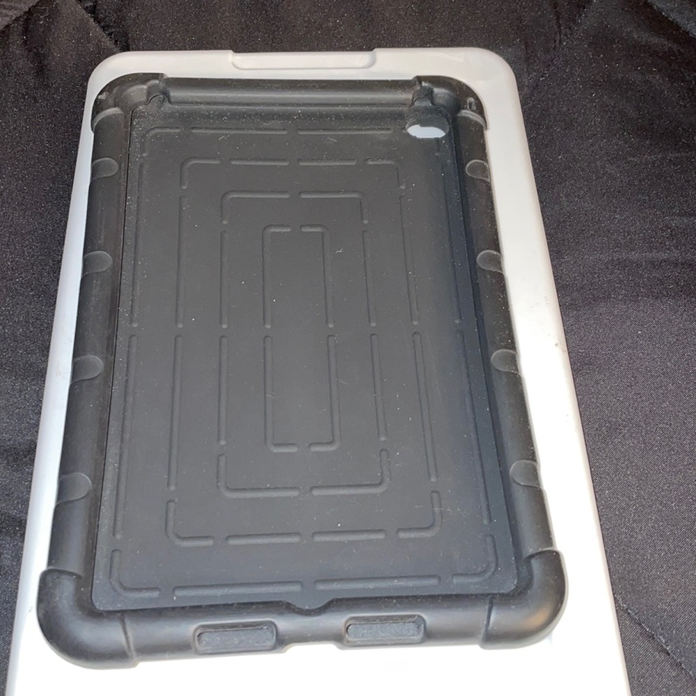 🔥Sale🔥Black thick  rubber Poetic tablet cover..EUC